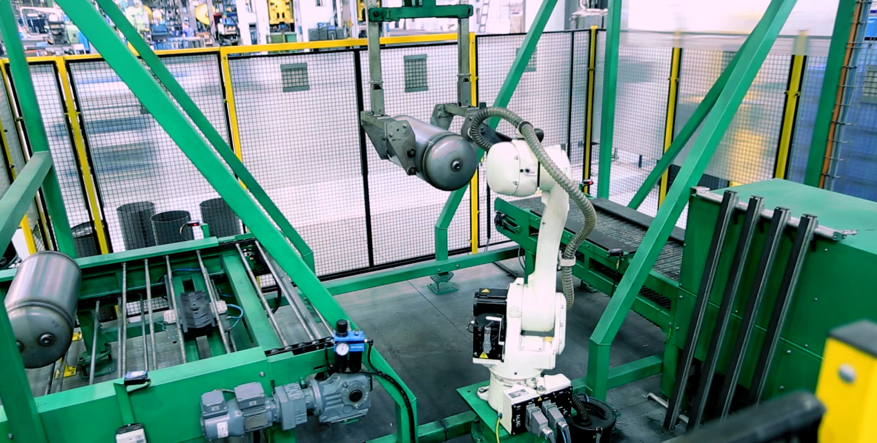 Automated 360 degree cylindrical weld quality control inspection for gas and pressure vessels